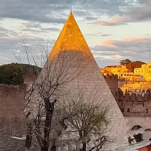 the-golden-pyramid.it-romehotels.com/