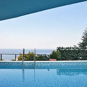 In Ziza, Rooftop Swimming Pool Apartman Abbázia